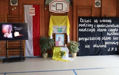Zdjęcie do Obchody dziesiątej rocznicy nadania nazwy Jana Pawła II Szkole Podstawowej w Jarząbkowie