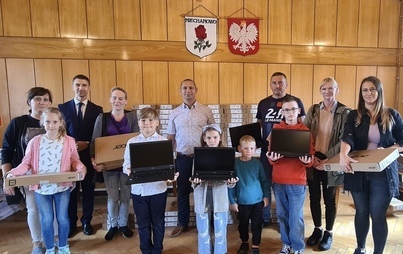 Zdjęcie do Rozpoczęło się wydawanie laptop&oacute;w z programu Cyfrowa Polska -  PPGR