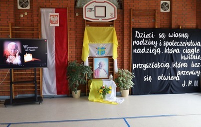 Zdjęcie do Obchody dziesiątej rocznicy nadania nazwy Jana Pawła II Szkole Podstawowej w Jarząbkowie